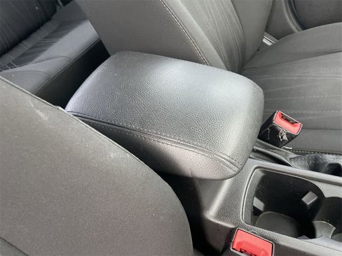 Used 2018 Ford Focus SE w/ SE Appearance Package image 28