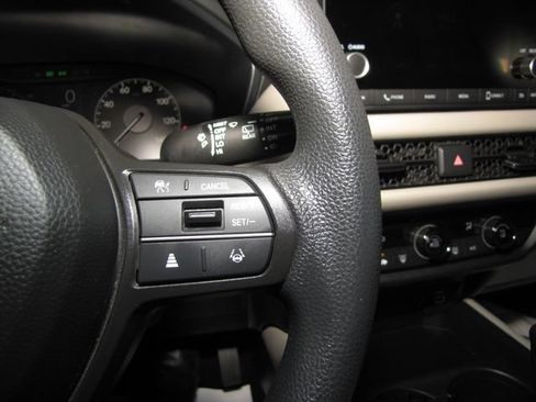 Certified 2025 Honda HR-V LX image 6
