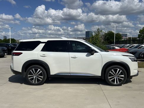 Used 2024 Nissan Pathfinder Platinum image 3