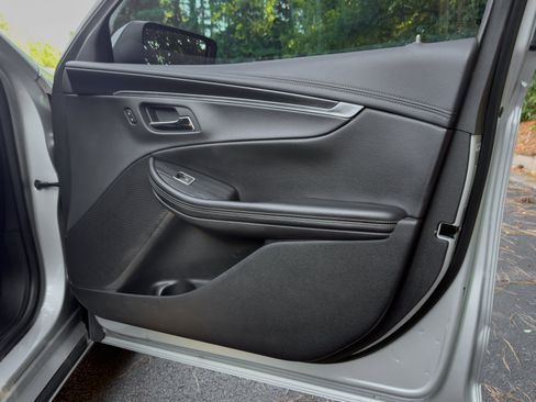 Used 2019 Chevrolet Impala LT FWD image 31