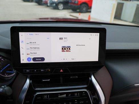 Certified 2024 Toyota Venza XLE image 19