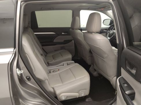Used 2019 Toyota Highlander XLE FWD image 19