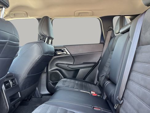 Used 2024 Mitsubishi Outlander SE image 17