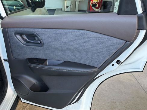 Used 2022 Nissan Rogue S AWD/4WD image 15