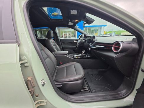 Used 2024 Chevrolet Trax RS w/ Sunroof Package FWD image 13