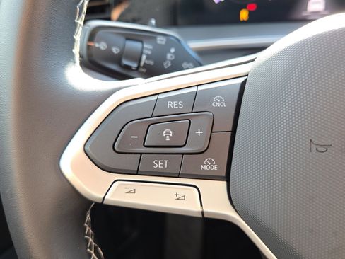 Used 2025 Volkswagen Tiguan SE FWD image 29