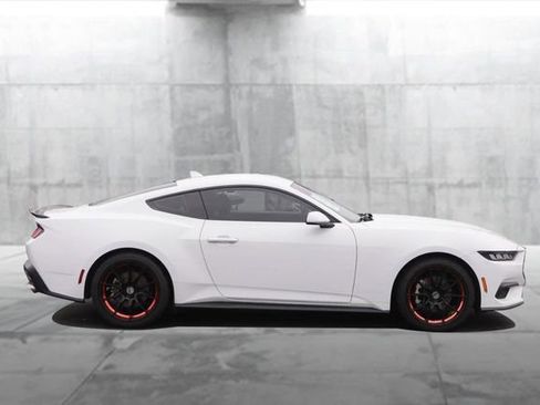 Used 2025 Ford Mustang Coupe RWD image 5