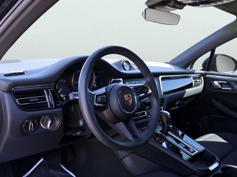 Certified 2025 Porsche Macan AWD/4WD image 4