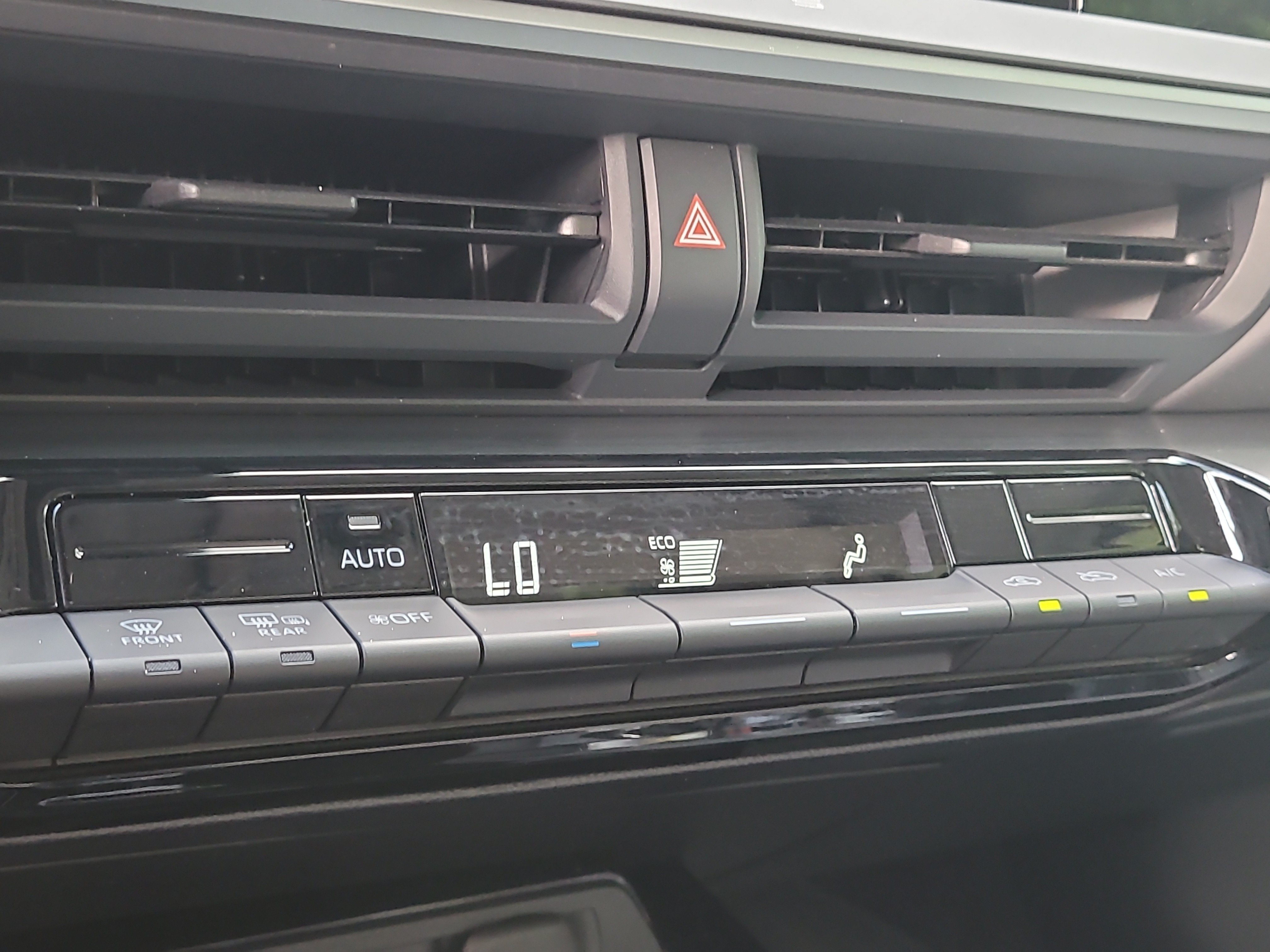 Certified 2025 Toyota Prius LE FWD image 24