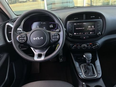 Used 2025 Kia Soul LX w/ LX Technology Package FWD image 11