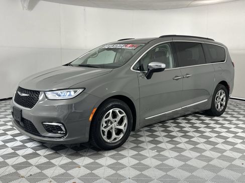 Used 2023 Chrysler Pacifica Limited FWD image 4