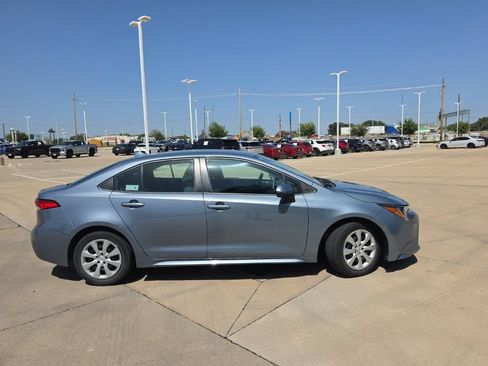 Used 2020 Toyota Corolla LE FWD image 2