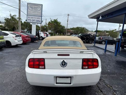 Used 2006 Ford Mustang Convertible image 4