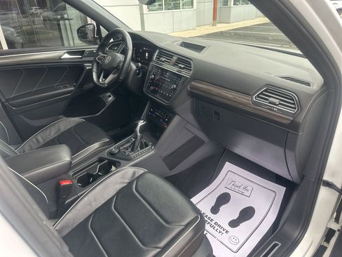 Used 2022 Volkswagen Tiguan SEL R-Line AWD/4WD image 9