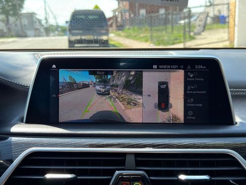 Used 2022 BMW 750i xDrive w/ Executive Package AWD/4WD image 39