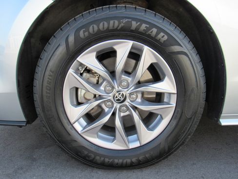 Used 2022 Toyota Sienna LE image 32