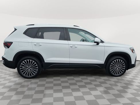 Used 2025 Volkswagen Taos SE FWD image 4