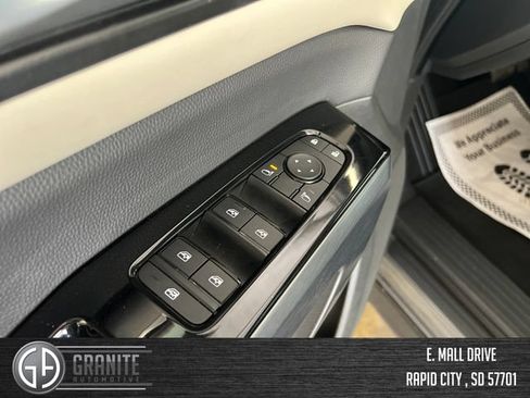 Used 2025 Nissan Pathfinder SL FWD image 11