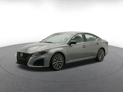 Used 2025 Nissan Altima 2.5 SV FWD image 3