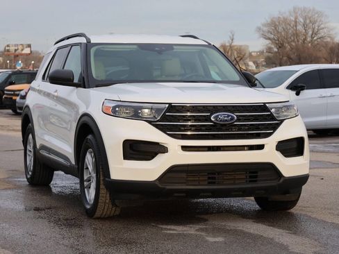 Used 2023 Ford Explorer XLT image 4