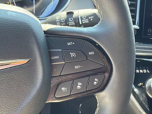 Used 2025 Chrysler Pacifica Limited FWD image 23