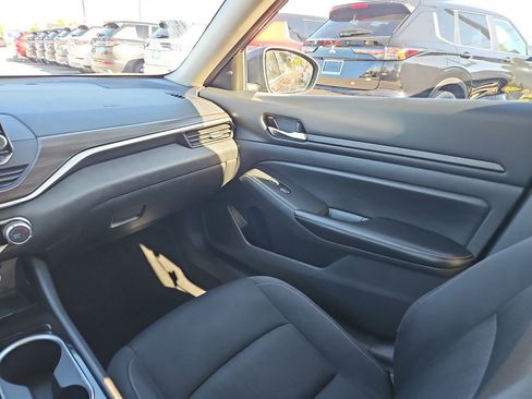 Used 2024 Nissan Altima 2.5 SV image 11