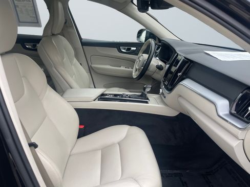 Used 2021 Volvo XC60 T5 Momentum image 17