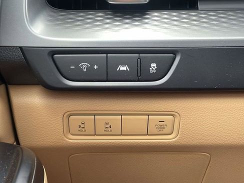Used 2023 Kia Carnival LX FWD image 32