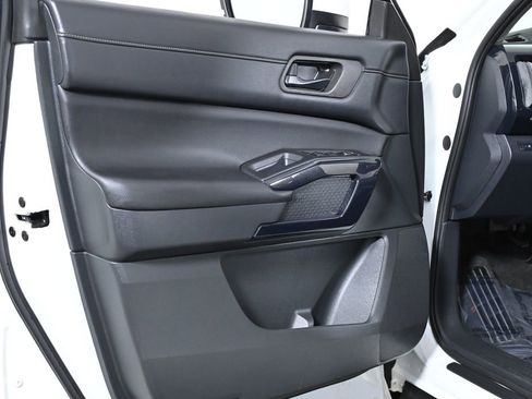 Used 2025 Nissan Pathfinder SV image 28