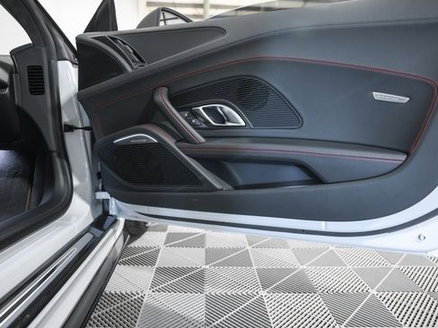Used 2018 Audi R8 V10 plus w/ Full Leather Package image 24