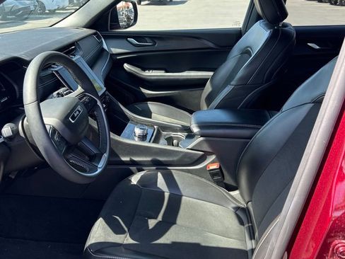 Used 2025 Jeep Grand Cherokee Altitude image 13