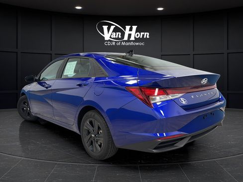 Used 2023 Hyundai Elantra SEL w/ Preferred Accessory Package FWD image 5