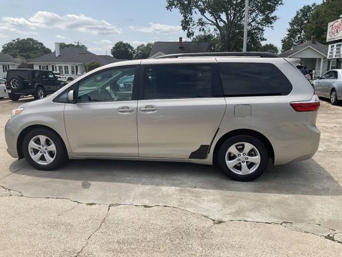 Used 2015 Toyota Sienna LE FWD image 6