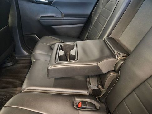 Used 2023 Toyota Highlander XLE image 29