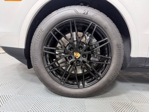 Certified 2024 Porsche Cayenne AWD/4WD image 10