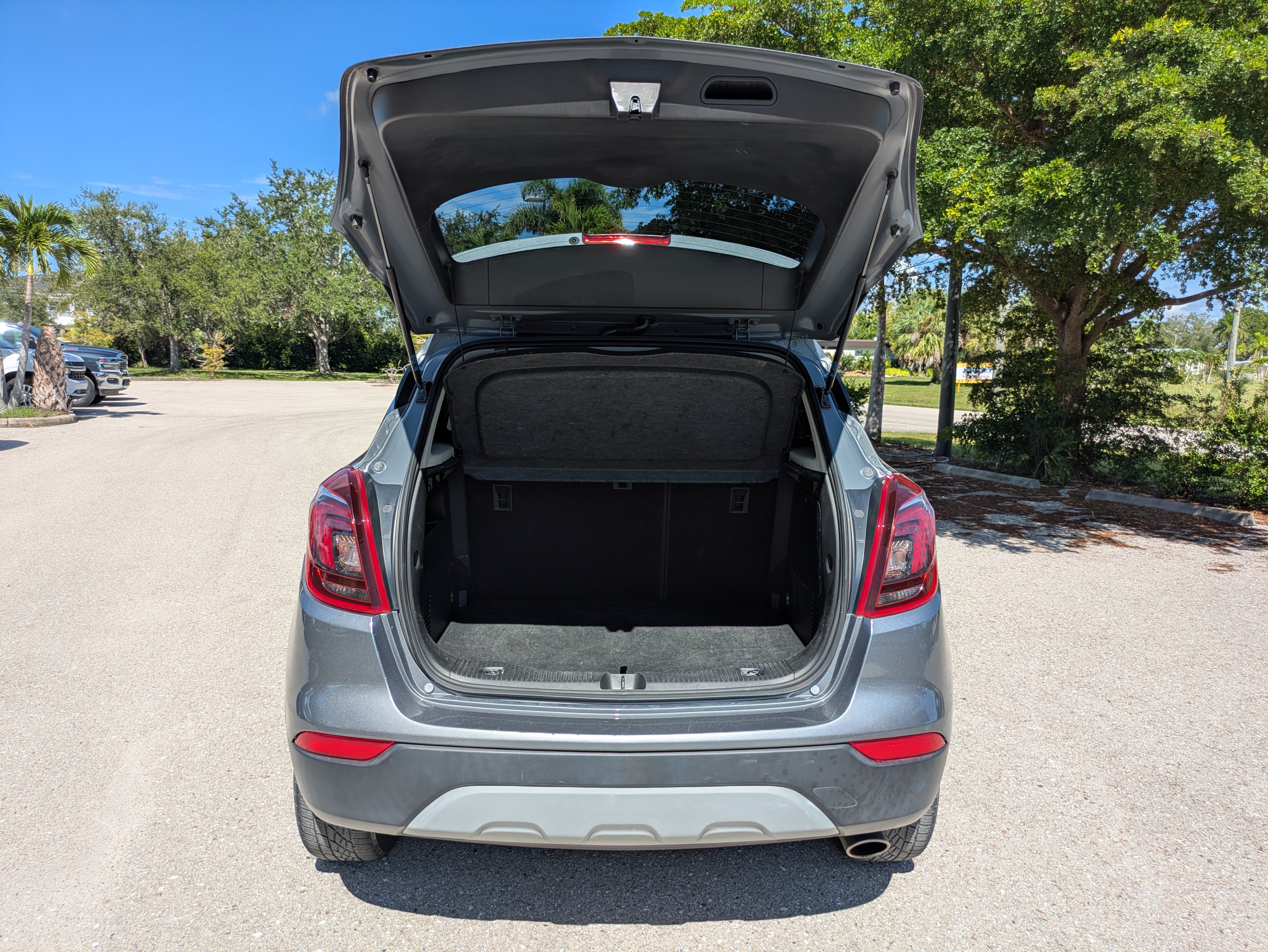 Used 2020 Buick Encore Essence FWD image 32