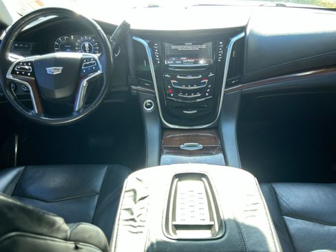 Used 2017 Cadillac Escalade Premium Luxury image 18