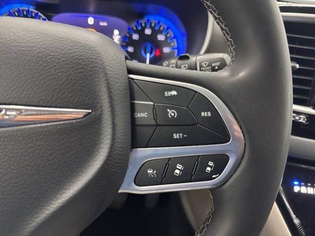 Used 2023 Chrysler Pacifica Touring-L FWD image 12