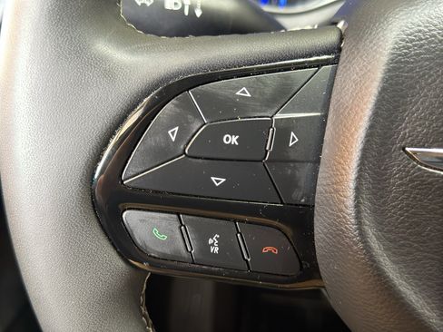 Used 2025 Chrysler Pacifica Limited FWD image 25