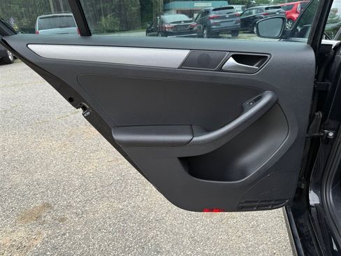 Used 2018 Volkswagen Jetta SE FWD image 32