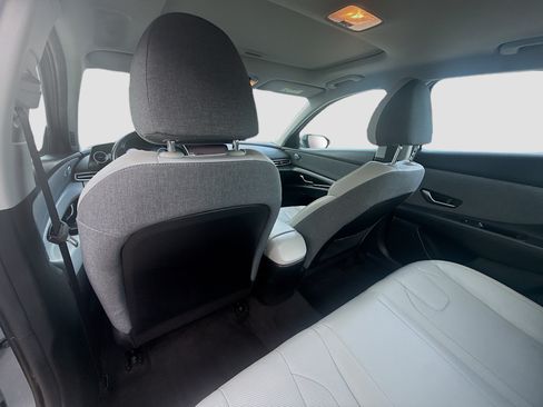 Used 2023 Hyundai Elantra Limited FWD image 21
