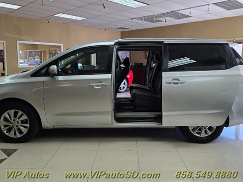 Used 2017 Kia Sedona LX w/ LX Essentials Premium Package FWD image 13