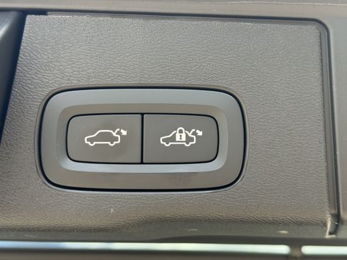 Certified 2023 Volvo XC60 B5 Ultimate w/ Climate Package FWD image 12