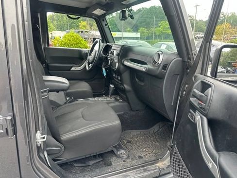 Used 2016 Jeep Wrangler Unlimited Rubicon w/ Connectivity Group AWD/4WD image 10