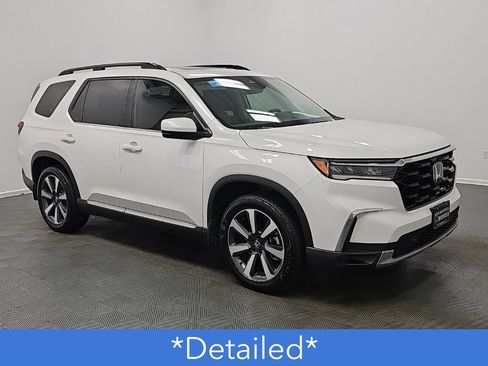 Used 2025 Honda Pilot Touring image 2