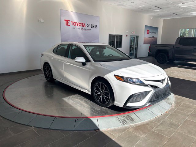 Used 2021 Toyota Camry SE w/ Cold Weather Package AWD/4WD image 1