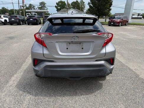 Used 2019 Toyota C-HR XLE FWD image 2