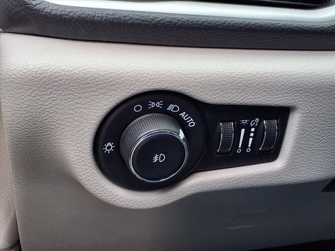 Used 2023 Chrysler Pacifica Touring-L FWD image 24