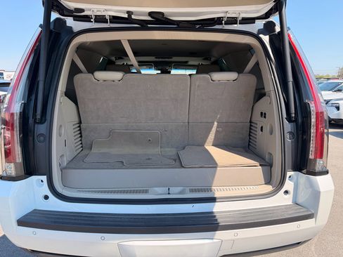 Used 2017 Cadillac Escalade Luxury image 9