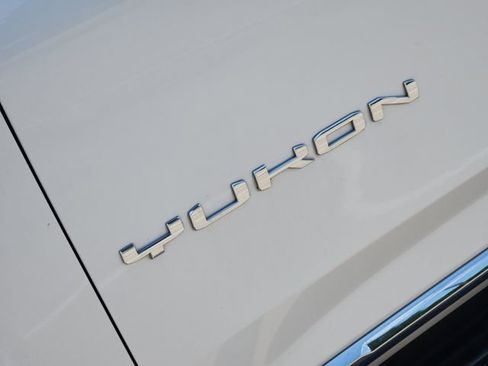Used 2021 GMC Yukon SLT w/ SLT Premium Package RWD image 12